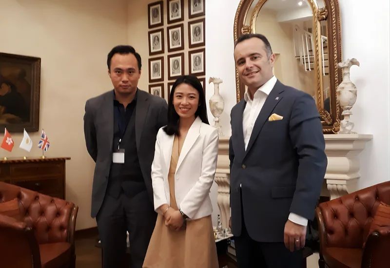 Bella 在马耳他与 Jean-Philippe Chetcuti 博士会面。他是马耳他规模领先的律师事务所 CCA 