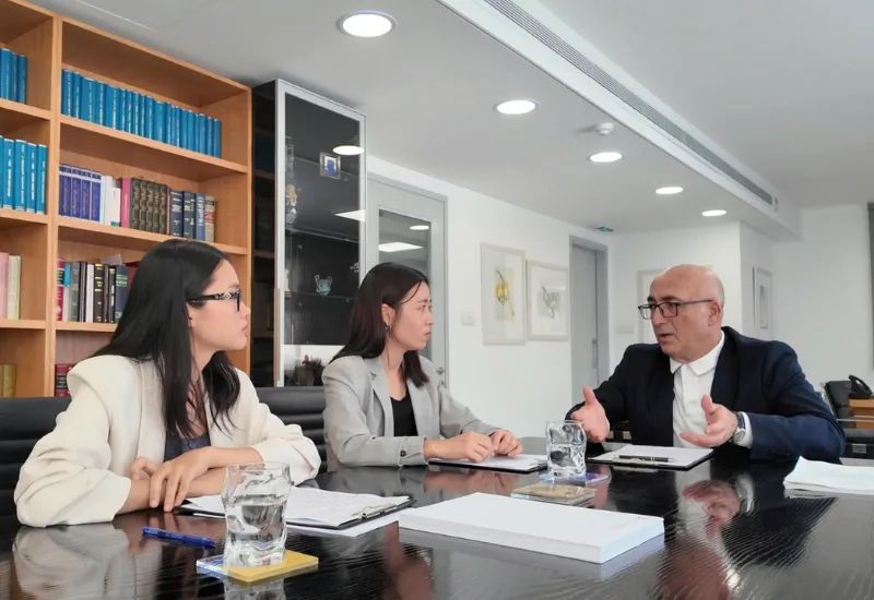 Bella（亚洲及塞浦路斯区域执行董事）与同名律师事务所主席 Yiannis Papazacharia 先生交谈，话题涉